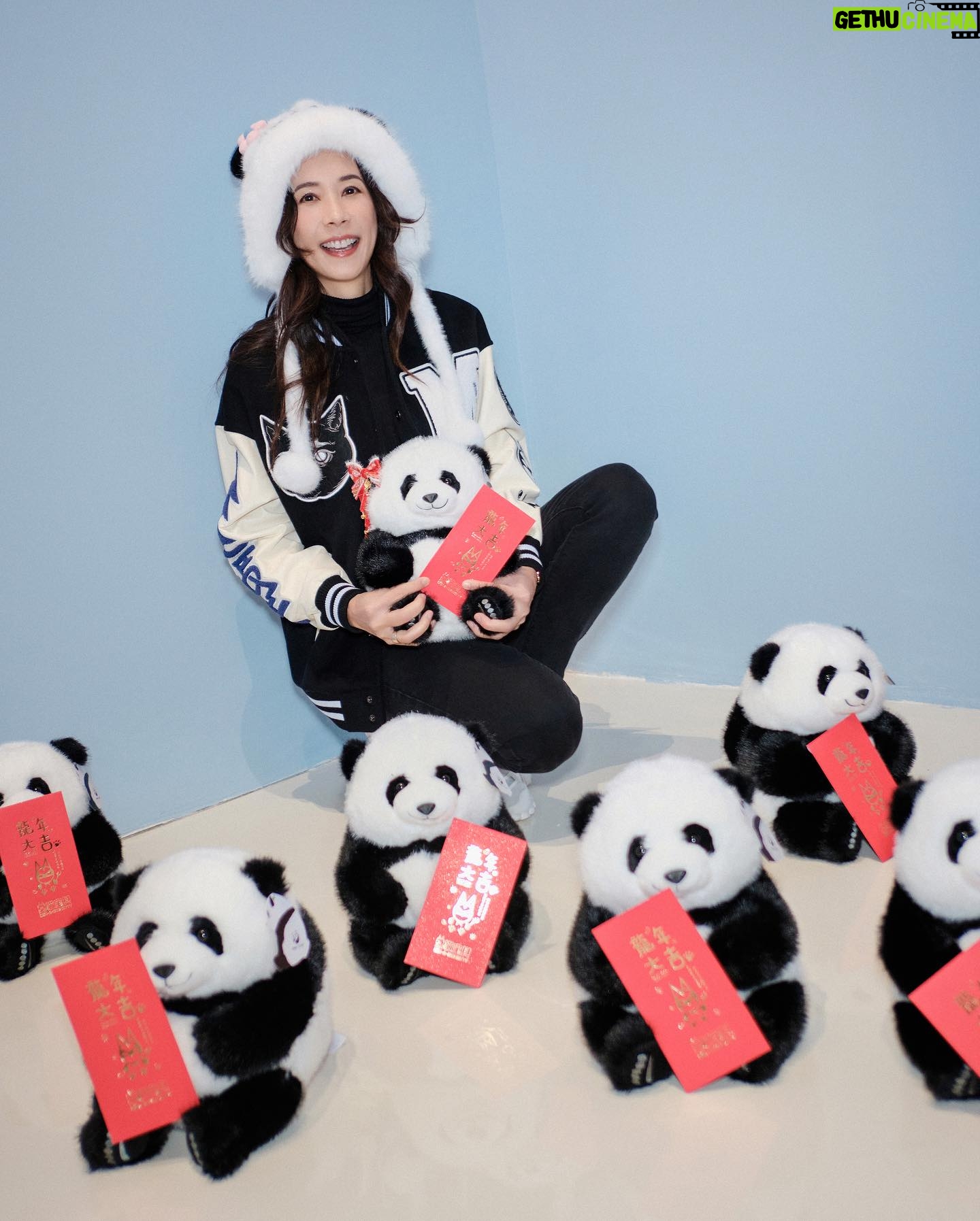 Karen Mok Man-Wai Instagram - 迎財神🧧財源滾滾💰 it‘s time to focus and get back to work! 💪🏼 Wishing everyone a prosperous start to the year.🎉💰 👗 Mok-A-Bye Kitty Comics Baseball Jacket 💇♀️ @derrick_ng 💄 @lingchan_makeup 📸 @janshenphoto #莫文蔚 #KarenMOK #莫貓寶貝來拜年 #新年快樂 #龍年行大運 #龍年大吉 #LunarNewYear #YearoftheDragon