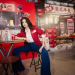 Karen Mok Man-Wai Instagram – 情與義 值千金🤝

今日嚟咗 @cocacolahk 《食神》嚐聚滋味館，火雞姐嘅感覺返哂嚟，個人仲自信咗、大隻咗⋯講笑啫！

多謝 @cocacolahk 同  @hingkeehk 今次重現咗咁多經典 《食神》場景，唔單止有得試限定黯然銷魂飯，仲有得VR打牛丸乒乓波，啲回憶真係返晒嚟～

你都快啲過嚟廟街嘅可口可樂® 《食神》嚐聚滋味館，一齊嚐盡情與義滋味啦！開到 3 月 10 號咋～

#CocaColaHK #可口可樂 #RecipeForMagic #Foodmarks #人情滋味 #嚐聚在一起 #情與義 #可口可樂食神嚐聚滋味館
