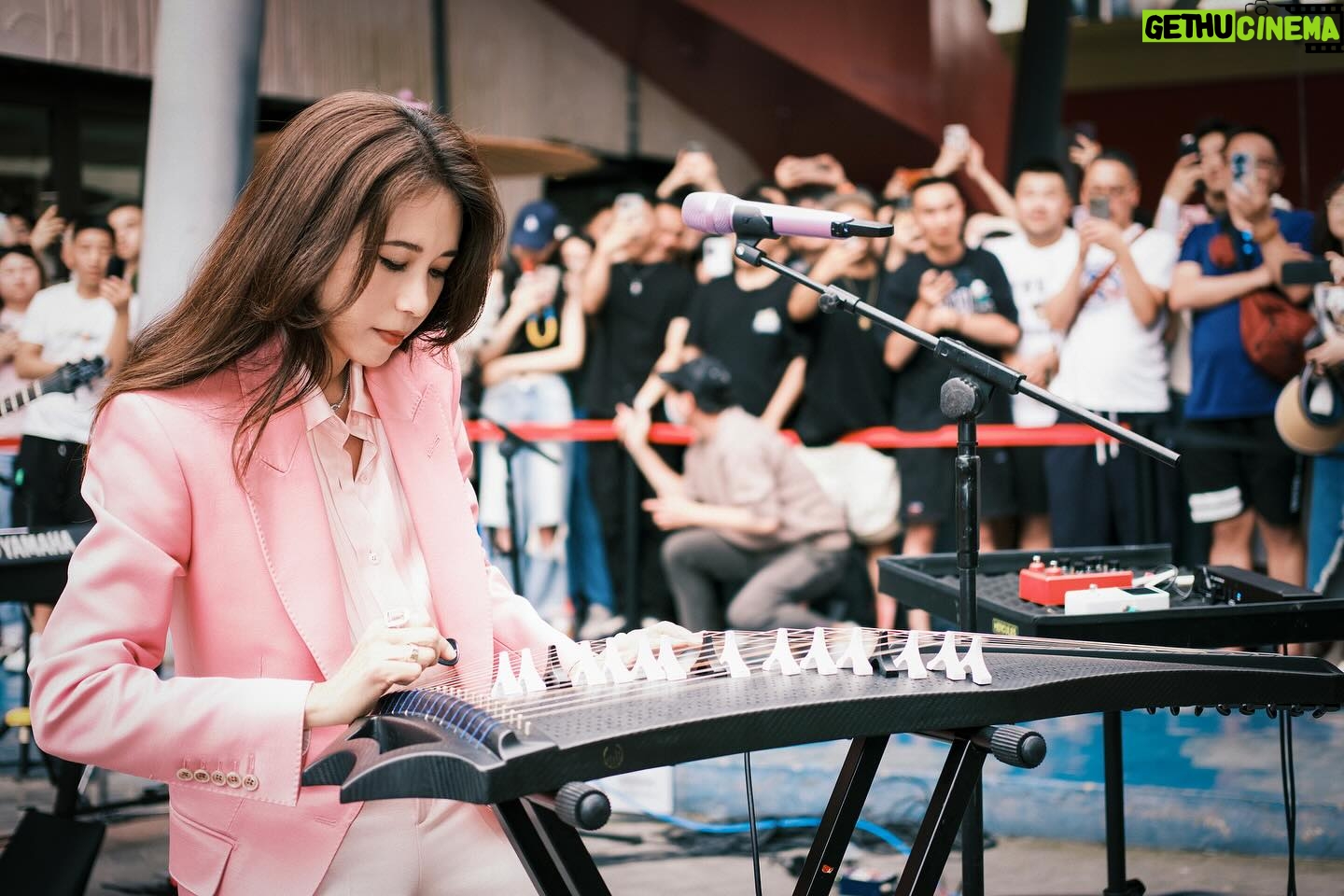 Karen Mok Man-Wai Instagram - 《豹變》首唱 with The Masters!
@terrychan808 @araiz @jamesjhl & @lawrencekumusic
Great times! 🎉 Check out my new toy - the electric Guzheng! Karen: 👗: @tomford ⛓️: @boucheron 👠: @rogervivier 💇♀️: @carrcheng 💄: @lingchan_makeup 📸: @janshenphoto Styling by @alvingoh The Masters: @lanecrawford #古箏 #flashmob #豹變#somethingbig #thebigbigshow #themasters #鳥巢 #莫文蔚 #KarenMOK