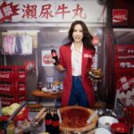 Karen Mok Man-Wai Instagram – 情與義 值千金🤝

今日嚟咗 @cocacolahk 《食神》嚐聚滋味館，火雞姐嘅感覺返哂嚟，個人仲自信咗、大隻咗⋯講笑啫！

多謝 @cocacolahk 同  @hingkeehk 今次重現咗咁多經典 《食神》場景，唔單止有得試限定黯然銷魂飯，仲有得VR打牛丸乒乓波，啲回憶真係返晒嚟～

你都快啲過嚟廟街嘅可口可樂® 《食神》嚐聚滋味館，一齊嚐盡情與義滋味啦！開到 3 月 10 號咋～

#CocaColaHK #可口可樂 #RecipeForMagic #Foodmarks #人情滋味 #嚐聚在一起 #情與義 #可口可樂食神嚐聚滋味館