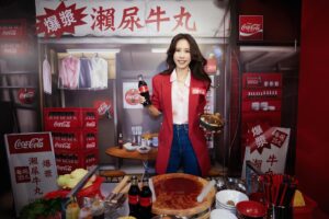 Karen Mok Man-Wai Instagram - 情與義 值千金🤝

今日嚟咗 @cocacolahk 《食神》嚐聚滋味館，火雞姐嘅感覺返哂嚟，個人仲自信咗、大隻咗⋯講笑啫！

多謝 @cocacolahk 同  @hingkeehk 今次重現咗咁多經典 《食神》場景，唔單止有得試限定黯然銷魂飯，仲有得VR打牛丸乒乓波，啲回憶真係返晒嚟～

你都快啲過嚟廟街嘅可口可樂® 《食神》嚐聚滋味館，一齊嚐盡情與義滋味啦！開到 3 月 10 號咋～

#CocaColaHK #可口可樂 #RecipeForMagic #Foodmarks #人情滋味 #嚐聚在一起 #情與義 #可口可樂食神嚐聚滋味館