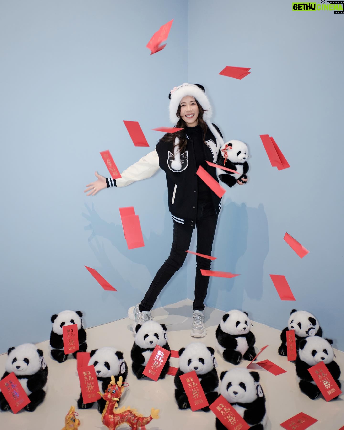 Karen Mok Man-Wai Instagram - 迎財神🧧財源滾滾💰 it‘s time to focus and get back to work! 💪🏼 Wishing everyone a prosperous start to the year.🎉💰 👗 Mok-A-Bye Kitty Comics Baseball Jacket 💇♀️ @derrick_ng 💄 @lingchan_makeup 📸 @janshenphoto #莫文蔚 #KarenMOK #莫貓寶貝來拜年 #新年快樂 #龍年行大運 #龍年大吉 #LunarNewYear #YearoftheDragon