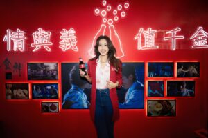 Karen Mok Man-Wai Instagram - 情與義 值千金🤝

今日嚟咗 @cocacolahk 《食神》嚐聚滋味館，火雞姐嘅感覺返哂嚟，個人仲自信咗、大隻咗⋯講笑啫！

多謝 @cocacolahk 同  @hingkeehk 今次重現咗咁多經典 《食神》場景，唔單止有得試限定黯然銷魂飯，仲有得VR打牛丸乒乓波，啲回憶真係返晒嚟～

你都快啲過嚟廟街嘅可口可樂® 《食神》嚐聚滋味館，一齊嚐盡情與義滋味啦！開到 3 月 10 號咋～

#CocaColaHK #可口可樂 #RecipeForMagic #Foodmarks #人情滋味 #嚐聚在一起 #情與義 #可口可樂食神嚐聚滋味館