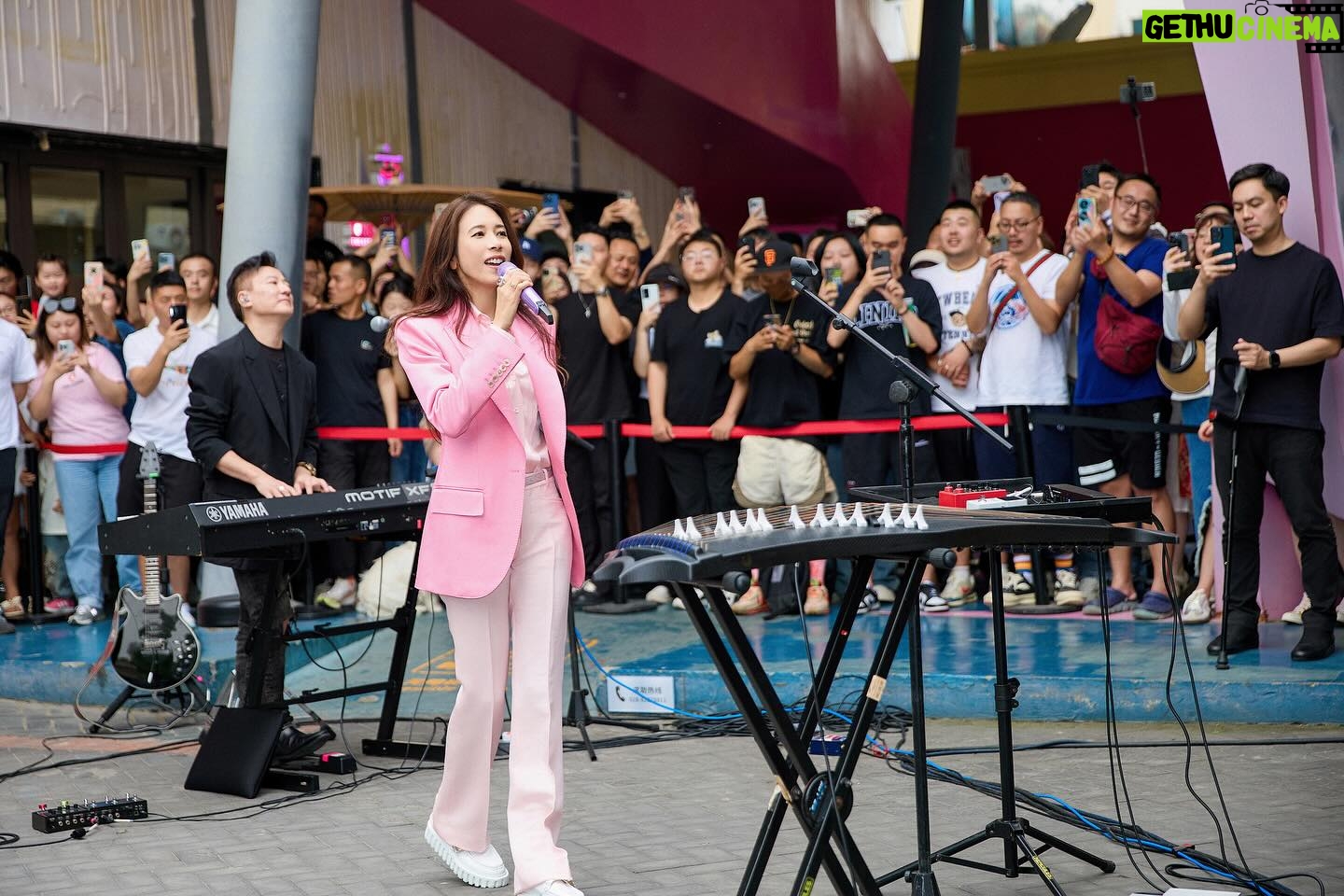 Karen Mok Man-Wai Instagram - 《豹變》首唱 with The Masters!
@terrychan808 @araiz @jamesjhl & @lawrencekumusic
Great times! 🎉 Check out my new toy - the electric Guzheng! Karen: 👗: @tomford ⛓️: @boucheron 👠: @rogervivier 💇♀️: @carrcheng 💄: @lingchan_makeup 📸: @janshenphoto Styling by @alvingoh The Masters: @lanecrawford #古箏 #flashmob #豹變#somethingbig #thebigbigshow #themasters #鳥巢 #莫文蔚 #KarenMOK
