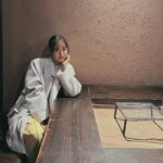 Karen Otomo Instagram - 最近のびっくり話。 きっと皆さんもびっくりして もはやマンネリ話かもですが、 もう8割方、夏ですね🥵 （でも今日の東京は、雨で少し涼しい✨） 夏に着ようと思ってた Tシャツやら何やら着てしまって、 あれ？ これってつまり、 夏は何も着ないってことかな？😇 と、口に出したら ぎょっとされるようなことまで、 頭の中で考えるクローゼットの前の日々。 今年の夏も、 エルニーニョとラニーニャの名残が ばちばちしてるのかしら？ また勉強しておこうっと📚 さて、 今週の予定です。 4月22日(月) ・17:10〜FM GUNMA「POTLUCK flower pot」 ・22:00〜Abema「今日、好きになりました。」 4月23日（火） ・11:55〜日本テレビ「ヒルナンデス！ローカル線の旅」 4月25日(木) ・22:00〜日本テレビ「ダウンタウンDX」 今日の写真は、 1〜2枚目ヒルナンデス！ 3〜4枚目今日好き 5〜6枚目ダウンタウンDX ヒルナンデス！のロケはまだ薄く寒い時期。 今日の文章と ちくはぐになってしまいましたが、 なんだか恋しいコートのお衣装です🧥