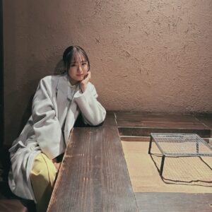 Karen Otomo Instagram - 最近のびっくり話。

きっと皆さんもびっくりして
もはやマンネリ話かもですが、
もう8割方、夏ですね🥵
（でも今日の東京は、雨で少し涼しい✨）

夏に着ようと思ってた
Tシャツやら何やら着てしまって、

あれ？
これってつまり、
夏は何も着ないってことかな？😇

と、口に出したら
ぎょっとされるようなことまで、
頭の中で考えるクローゼットの前の日々。

今年の夏も、
エルニーニョとラニーニャの名残が
ばちばちしてるのかしら？

また勉強しておこうっと📚

さて、
今週の予定です。

4月22日(月)
・17:10〜FM GUNMA「POTLUCK flower pot」
・22:00〜Abema「今日、好きになりました。」

4月23日（火）
・11:55〜日本テレビ「ヒルナンデス！ローカル線の旅」

4月25日(木)
・22:00〜日本テレビ「ダウンタウンDX」

今日の写真は、
1〜2枚目ヒルナンデス！
3〜4枚目今日好き
5〜6枚目ダウンタウンDX

ヒルナンデス！のロケはまだ薄く寒い時期。
今日の文章と
ちくはぐになってしまいましたが、
なんだか恋しいコートのお衣装です🧥