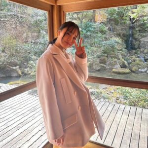 Karen Otomo Instagram - 最近のびっくり話。

きっと皆さんもびっくりして
もはやマンネリ話かもですが、
もう8割方、夏ですね🥵
（でも今日の東京は、雨で少し涼しい✨）

夏に着ようと思ってた
Tシャツやら何やら着てしまって、

あれ？
これってつまり、
夏は何も着ないってことかな？😇

と、口に出したら
ぎょっとされるようなことまで、
頭の中で考えるクローゼットの前の日々。

今年の夏も、
エルニーニョとラニーニャの名残が
ばちばちしてるのかしら？

また勉強しておこうっと📚

さて、
今週の予定です。

4月22日(月)
・17:10〜FM GUNMA「POTLUCK flower pot」
・22:00〜Abema「今日、好きになりました。」

4月23日（火）
・11:55〜日本テレビ「ヒルナンデス！ローカル線の旅」

4月25日(木)
・22:00〜日本テレビ「ダウンタウンDX」

今日の写真は、
1〜2枚目ヒルナンデス！
3〜4枚目今日好き
5〜6枚目ダウンタウンDX

ヒルナンデス！のロケはまだ薄く寒い時期。
今日の文章と
ちくはぐになってしまいましたが、
なんだか恋しいコートのお衣装です🧥