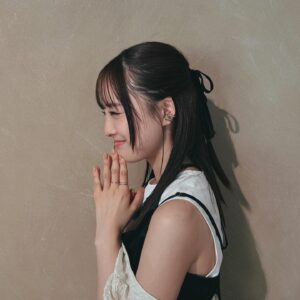 Karen Otomo Instagram - 最近のびっくり話。

きっと皆さんもびっくりして
もはやマンネリ話かもですが、
もう8割方、夏ですね🥵
（でも今日の東京は、雨で少し涼しい✨）

夏に着ようと思ってた
Tシャツやら何やら着てしまって、

あれ？
これってつまり、
夏は何も着ないってことかな？😇

と、口に出したら
ぎょっとされるようなことまで、
頭の中で考えるクローゼットの前の日々。

今年の夏も、
エルニーニョとラニーニャの名残が
ばちばちしてるのかしら？

また勉強しておこうっと📚

さて、
今週の予定です。

4月22日(月)
・17:10〜FM GUNMA「POTLUCK flower pot」
・22:00〜Abema「今日、好きになりました。」

4月23日（火）
・11:55〜日本テレビ「ヒルナンデス！ローカル線の旅」

4月25日(木)
・22:00〜日本テレビ「ダウンタウンDX」

今日の写真は、
1〜2枚目ヒルナンデス！
3〜4枚目今日好き
5〜6枚目ダウンタウンDX

ヒルナンデス！のロケはまだ薄く寒い時期。
今日の文章と
ちくはぐになってしまいましたが、
なんだか恋しいコートのお衣装です🧥