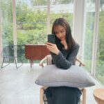 Karen Otomo Instagram - 毎日の詰め合わせ~💗 雨の美容院。 お気に入りのビスコッティ。 メガネ置き場→手前4つは、全部resee（好きすぎ😂）。 お気に入りのスプーンと美味しいヨーグルト。 きらきらの集まり。 ピンクのカメラ。 半年くらいネット眺め続けて、ようやく、のご褒美。