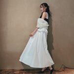 Karen Otomo Instagram - 最近のびっくり話。 きっと皆さんもびっくりして もはやマンネリ話かもですが、 もう8割方、夏ですね🥵 （でも今日の東京は、雨で少し涼しい✨） 夏に着ようと思ってた Tシャツやら何やら着てしまって、 あれ？ これってつまり、 夏は何も着ないってことかな？😇 と、口に出したら ぎょっとされるようなことまで、 頭の中で考えるクローゼットの前の日々。 今年の夏も、 エルニーニョとラニーニャの名残が ばちばちしてるのかしら？ また勉強しておこうっと📚 さて、 今週の予定です。 4月22日(月) ・17:10〜FM GUNMA「POTLUCK flower pot」 ・22:00〜Abema「今日、好きになりました。」 4月23日（火） ・11:55〜日本テレビ「ヒルナンデス！ローカル線の旅」 4月25日(木) ・22:00〜日本テレビ「ダウンタウンDX」 今日の写真は、 1〜2枚目ヒルナンデス！ 3〜4枚目今日好き 5〜6枚目ダウンタウンDX ヒルナンデス！のロケはまだ薄く寒い時期。 今日の文章と ちくはぐになってしまいましたが、 なんだか恋しいコートのお衣装です🧥
