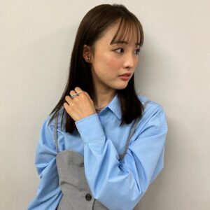 Karen Otomo Instagram - 最近のびっくり話。

きっと皆さんもびっくりして
もはやマンネリ話かもですが、
もう8割方、夏ですね🥵
（でも今日の東京は、雨で少し涼しい✨）

夏に着ようと思ってた
Tシャツやら何やら着てしまって、

あれ？
これってつまり、
夏は何も着ないってことかな？😇

と、口に出したら
ぎょっとされるようなことまで、
頭の中で考えるクローゼットの前の日々。

今年の夏も、
エルニーニョとラニーニャの名残が
ばちばちしてるのかしら？

また勉強しておこうっと📚

さて、
今週の予定です。

4月22日(月)
・17:10〜FM GUNMA「POTLUCK flower pot」
・22:00〜Abema「今日、好きになりました。」

4月23日（火）
・11:55〜日本テレビ「ヒルナンデス！ローカル線の旅」

4月25日(木)
・22:00〜日本テレビ「ダウンタウンDX」

今日の写真は、
1〜2枚目ヒルナンデス！
3〜4枚目今日好き
5〜6枚目ダウンタウンDX

ヒルナンデス！のロケはまだ薄く寒い時期。
今日の文章と
ちくはぐになってしまいましたが、
なんだか恋しいコートのお衣装です🧥
