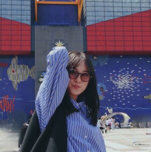 Karen Otomo Instagram - ①初めての海遊館（浮かれててポーズも表情も謎😂）
②1番可愛かったトリ（1番感動したのはジンベイザメ）
③妹とついにペアリング（周りには、妹と付き合ってるよね、と言われます）
④よく見るとなんか独特なアザラシの動画（正面はもちろん可愛い）
⑤はい、決めポーズ

良き日曜日を！！