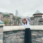 Karen Otomo Instagram - ずっと夢に見ていた世界… アレンデールもネバーランドも、秘境の塔も、ずっとそこにあったなんて✨ アニメーションのあの世界がそのままで、世界中探してもファンタジースプリングスにしかないものもあって、目の前の景色、全部が魔法のようでした🪄 お久しぶりの王様のブランチ、トレンド部、本日の午後放送（予定）です！ ぜひ、ご覧ください！