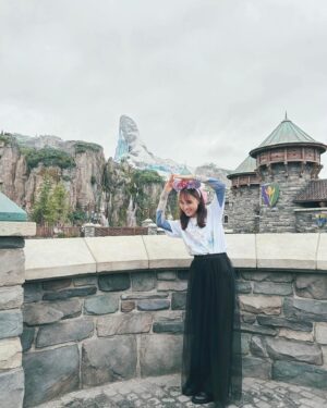 Karen Otomo Instagram - ずっと夢に見ていた世界…
アレンデールもネバーランドも、秘境の塔も、ずっとそこにあったなんて✨
アニメーションのあの世界がそのままで、世界中探してもファンタジースプリングスにしかないものもあって、目の前の景色、全部が魔法のようでした🪄

お久しぶりの王様のブランチ、トレンド部、本日の午後放送（予定）です！
ぜひ、ご覧ください！