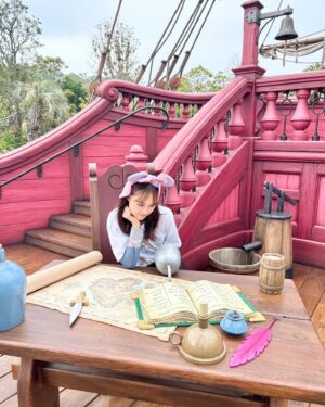 Karen Otomo Instagram - ずっと夢に見ていた世界…
アレンデールもネバーランドも、秘境の塔も、ずっとそこにあったなんて✨
アニメーションのあの世界がそのままで、世界中探してもファンタジースプリングスにしかないものもあって、目の前の景色、全部が魔法のようでした🪄

お久しぶりの王様のブランチ、トレンド部、本日の午後放送（予定）です！
ぜひ、ご覧ください！