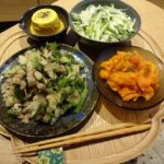 Karen Otomo Instagram – 基本的に、
切るだけ、
焼くだけ、
炒めるだけ。

数日分ですが、全部似てる感じ。
でも、おうちで食べるご飯がホッとするので好きです。