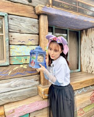 Karen Otomo Instagram - ずっと夢に見ていた世界…
アレンデールもネバーランドも、秘境の塔も、ずっとそこにあったなんて✨
アニメーションのあの世界がそのままで、世界中探してもファンタジースプリングスにしかないものもあって、目の前の景色、全部が魔法のようでした🪄

お久しぶりの王様のブランチ、トレンド部、本日の午後放送（予定）です！
ぜひ、ご覧ください！