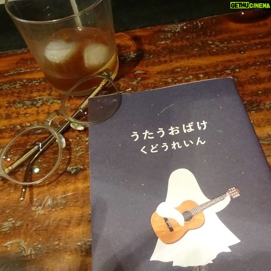 Karen Otomo Instagram - 土曜日なので、何冊か。 今日は小説以外の#ハナコイ図書室。 #うたうおばけ くどうれいんさんによる、エッセイ。 …なんだけど、言葉が美しすぎて、詩集のような噛み締めたさと、小説のようなドラマチックさがある。 こんなふうに物事をきりとり、言葉にできたら、日常がどれだけ、豊かになることか。 #本当に必要なものはすべて小さなバッグが教えてくれる 「足るを知る」というお言葉を、実体験を交えて説いてくれる、実用書。 自分が所有するすべてを、どのように慈しむことができるか、それが満足感につながるし、そういった取捨選択をできる目を養いながら大人になりたいと思いました。 これを読んで、メイクブラシを買いに行きました✨ #サクッとわかるビジネス教養栄養学 最近、栄養学に興味がありまして。 美味しいご飯を食べて、心と身体を健康美あふれる姿にしていくには、どうしたら良いのか学ぶために読みました。 すっっっごく、わかりやすかった! いつか、flower potでもお話しします! #これを食べれば勝手にキレイになる そんな流れで、この一冊も。 なぜ食べすぎてしまうのか、甘いものがやめられないのはどうしてか、イライラするのはなぜか? 意思の世界だと感じる何もかもに、栄養は関わっていたようです。 わかりやすくて、優しい一冊。 もっと、学んでいきたいです! #かくれ繊細さんのやりたいことの見つけ方 近年「繊細さん」という言葉を書店で見かけるようになって、私や私が大切な周りの人はどうなのかな?と興味がありました。 しかも、「かくれ」繊細さん。気になる。 可愛いイラストと共に、自己肯定感をあげ、自分を癒した先で、未来に思いを巡らせる術が、まとめられていました。 私や周りの人がどうかはまだまだ見極めきれないので(無理に見極める必要もあったりなかったりですが)もう少し色々と読みます。 #小さな言の葉の本 可愛らしいイラストと、様々なジャンルでまとめられた日本語たち。 まるで言葉の図鑑!なんと美しい! 日本語の奥深さや口に出したときの響きの心地よさにうっとりしました。 何か思いを紡ぐときに、辞典のように、見つめなおしたい、そばに置いておきたい一冊でした。