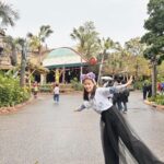 Karen Otomo Instagram - ずっと夢に見ていた世界… アレンデールもネバーランドも、秘境の塔も、ずっとそこにあったなんて✨ アニメーションのあの世界がそのままで、世界中探してもファンタジースプリングスにしかないものもあって、目の前の景色、全部が魔法のようでした🪄 お久しぶりの王様のブランチ、トレンド部、本日の午後放送（予定）です！ ぜひ、ご覧ください！
