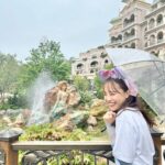 Karen Otomo Instagram - ずっと夢に見ていた世界… アレンデールもネバーランドも、秘境の塔も、ずっとそこにあったなんて✨ アニメーションのあの世界がそのままで、世界中探してもファンタジースプリングスにしかないものもあって、目の前の景色、全部が魔法のようでした🪄 お久しぶりの王様のブランチ、トレンド部、本日の午後放送（予定）です！ ぜひ、ご覧ください！