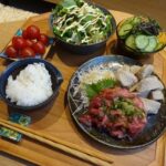Karen Otomo Instagram – 基本的に、
切るだけ、
焼くだけ、
炒めるだけ。

数日分ですが、全部似てる感じ。
でも、おうちで食べるご飯がホッとするので好きです。
