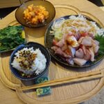 Karen Otomo Instagram – 基本的に、
切るだけ、
焼くだけ、
炒めるだけ。

数日分ですが、全部似てる感じ。
でも、おうちで食べるご飯がホッとするので好きです。