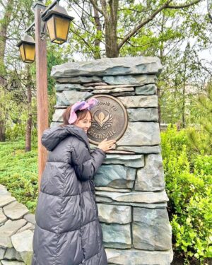 Karen Otomo Instagram - ずっと夢に見ていた世界…
アレンデールもネバーランドも、秘境の塔も、ずっとそこにあったなんて✨
アニメーションのあの世界がそのままで、世界中探してもファンタジースプリングスにしかないものもあって、目の前の景色、全部が魔法のようでした🪄

お久しぶりの王様のブランチ、トレンド部、本日の午後放送（予定）です！
ぜひ、ご覧ください！