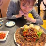 Karen Otomo Instagram – 言葉たちからもらえる
ぎゅっとした時間に
身を預けていたい春のようで。

あれからまた#ハナコイ図書室 
ちょっぴら溜まってきてしまいまして。

#とわの庭 
心の内側から「見つめる」とわの世界は、どれも信じられるもの。
糸さんの本はいつだって救いだから、
読み終えた今、
表紙を見つめるだけで、
ホッとするような泣きたくなるような気持ちになります。

#ナナメの夕暮れ 
ユーモアでくすぐりながら、
でも、魂のこもった言葉を投げかけてくれる素敵なエッセイ。
ハナコイradioのときに教えてもらっていたのに、読むのが遅くなりました。
わかるわかる！私も同じ！と言い切るのは、
自意識が邪魔をしてできませんが、
この世に若林さんがいて、この本がこの世にあることが、すごく幸せだとは言い切れます。

#大人のちょうどいい話し方
言葉遣いから、
声の出し方、
会話に対する心構えまで、ぜーんぶ。
この本自体も「ちょうどよくて」、
読んでいて負担のない優しさ。
それでも、読み終えたあと、
会話に対する感覚に変化があるのも事実。

さて、今週の予定です🌷

・4月15日(月)
17:10〜FM GUNMA「flower pot」
22:00〜Abema「今日、好きになりました。」

あ、4枚目に飯テロ載せときますね。
注意！🤭
