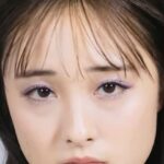 Karen Otomo Instagram - 5月31日(金)に誕生する、 ディオールショウ モノ クルール。 一足お先に使用させていただきました✨ 透けるような質感のなかの力強いきらめきが、 どんな肌、瞳にも寄り添ってくれるようで、 メイクしていくうえで、ものすごく多幸感🥰 私が主に下瞼に使用したのは、 045 セレスティアル グレー(グリッター)。 普段、グレーやシルバーのコスメはあまり使ってこなかったけれど、そんな私にもしっくりぴったりで、 すごく嬉しかったです❤️‍🔥 するすると滑るようなアイライナー（ディオールショウ スティロ ウォータープルーフ）も、さらに進化した美容液マスカラベース（ディオールショウ マキシマイザー　4D）も、5月31日に発売だそうです！ 来る夏を前に、 私もまたチェックしに参ります🫡 @diorbeauty @dior #ディオールショウ #supportedbydior #PR
