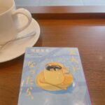 Karen Otomo Instagram – 色々読んでたのに載せてなかった…！📚
#ハナコイ図書室 は、
私の読書記録。
たとえ大好きな本でも、
気がつくと記憶からすり抜けてて、
あれ？これってどんな話だっけ？となるときがあります。

本屋さんで、
気になって手に取って、

よしこれをお迎えしよう！
あ、ちょっと待って
一応インスタでハナコイ図書室の確認しよ
【Instagram開いて、ハッシュタグで検索する】
あ、載せてた
私この本前に読んでたんだ
結局気になるものはいつも気になるしね

と、ひとりで思考をめぐらせることも多々😂

#わたしの中の黒い感情 
後悔、不安、嫉妬…。
こんなにもたくさんの黒い感情があって、こんなにもそれを表す言葉がある。
恐ろしさを感じるとともに、もやもやに名前をつけた人間の誠実さも感じました。
マイナスなエッセイではなくて、その感情と向き合ったり仲良くしたりする方法を教えてくれる、実は真っ白なエッセイ。
随所にあるうさぎのイラストが、秀逸。

#今日誰のために生きる？
ちゃんと空を見上げているか？
大人でも失敗することをちゃんと子供達に伝え、人間らしいと笑えるか？
食事を作業とせず、ちゃんと食べているか？
シンプルで核心をつく、ブンジュ村の人々の在り方。
読み終えて、自分自身と自分の暮らしをペンキアートのように鮮やかに彩るためには、心と向き合わなければならないと感じました。

#大人になったら、
『わかるわかる』のオンパレードの小説。
いつのまに、自分はこの作品のモデルになったんだろう（そんなわけない）と感じます。
主人公のメイが、少しずつ日常を進める姿を見守りながら、自分も救われるようでした。
あ、恋愛小説です。
畑野智美さん、もっと読み漁ります。

#ももこの世界あっちこっちめぐり 
大好きなさくらももこさんのエッセイ。
しかも、大好きな世界旅する系エッセイ。
flower potでもご紹介しましたが、あまりに愉快な旅記録だったので、コチラにも載せます。
説明不要に、面白いです。

#厨房のありす公式ガイド
麦さんのインタビューにはじめ、ありすに登場したレシピが盛りだくさん！
すでに懐かしく読みました。

ちなみに。
『今日、誰のために〜』『大人に〜』『ももこの〜』の3冊。
ありすでご一緒した、金澤美穂さんから頂いた3冊です🙇‍♀️
美穂ちゃんは、あな番でもご一緒していたので、ありすで再会できて嬉しかったです（お互いに、中国人とヤンキーギャルから打って変わっての再会でした🤭）💗
「きっと、花恋ちゃん好きだと思う！」とプレゼントしてくださった3冊、やっぱり大好きでした✨

#おばあちゃんこ 
もう5年以上前ですが、AbemaTVナビという番組でご一緒してた、バットボーイズの清人さんのコミックエッセイ。
切なくて、あったかくて、でも清人さんの面白いところもあって、笑い泣きしながら読みました。
のめりこんで、あっという間に読みました。
番組で清人さんがしてくださった、ネコの話を思い出しました。懐かしいなあ。

#木になった亜沙 
現実と空想がドロドロに溶け合った小説。
だんだんと、文字を追う視覚以外の感覚がなくなって、この物語から逃れられなくなる。
怖いような、でもどこか、代弁してくれてありがとうと握手したくなるような3編とちょっとで作られた1冊。
村田沙耶香さんの解説もあわせて、なんだか、ずっと溶けてた。

長々とありがとうございました。
本当は全部1枚目にしたいくらいなので、今後は溜めないようにしたいです🙇‍♀️
