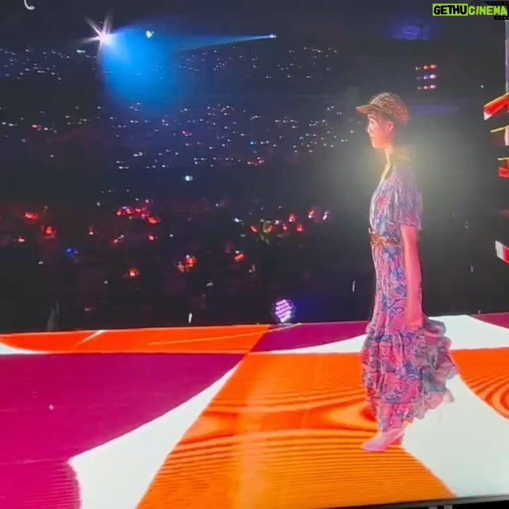 Karen Otomo Instagram - ガールズアワードでした☺︎ まずはtop of the hill。 カジュアルなひらひらワンピと可愛い三つ編み、るん♪