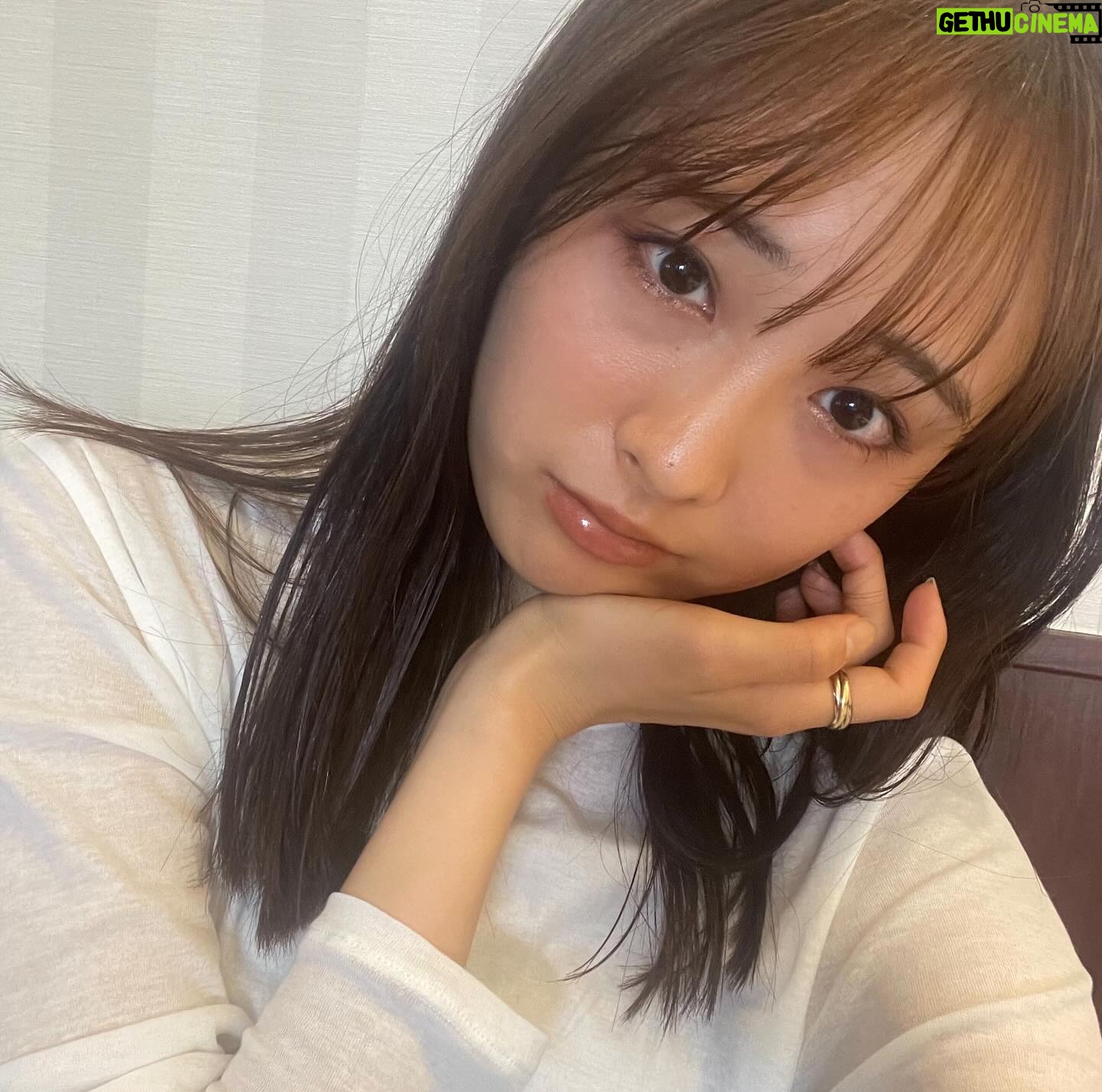 Karen Otomo Instagram - ゴールデンウィーク、なぁーにしてるの?(イザベラ風。さて、どのイザベラでしょう💡?) ゴールデンウィークなので、マスカラはなし(まつげもお休み中)。 まつげ命、いつもばちばちにしておきたいタイプでしたが、最近はアイシャドウで楽しんでマスカラなしもアリな気分。 セルフメイクは、アイラインはいつも基本なし。ノッてる日だけ、目尻にぴょんぴょんするけど。 テカりたくないところだけ下地塗って、 ナチュラルなファンデお米粒サイズを点々と。 クマ隠しはチューブのコンシーラーでサクッと。 パウダー全体にふわり。 ハイライトは鼻の根元と先にテンっと。 フェイスラインにうっすらシェーディングシュッ。 眉毛はサラリと和らげて。 目元はシャドウを指で置いてペンシルで整える。 リップとチークは、サラッと、色を楽しんで。 髪の毛はプロダクトのバームちょいっと。 おやすみの日の10分メイク、すっぴん以上メイク未満を、いかにラフに仕上げるかも楽しい。 (今日はネイルも落としてみたくらいよ!)