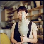 Karena Lam Kar-Yan Instagram - Broken Beautiful 陶土是有記憶的，不管你如何去修飾你覺得不完美的地方， 經過高溫燒製之後，它又會回復到原本不完美的模樣。 我們總習慣活在別人的眼光中，想要去遮掩自己不好的地方， 然而與其遮掩，不如接受， 接受了自己的不完美，於是自在； 接受了人生的不完美，於是自由。 林嘉欣「Broken Beautiful」 陶藝個展 日期：2024年6月8日-6月30日 地點：純Object 台北市敦化南路二段63巷21弄27號 Gallery: 純Object @simpleobject_official Artist: Karena Lam: @karenalamkayan Space and Landscape: Hao-Jhe Liao @haojheliao Poem: Olivier Cong @oliviercong Design: Dou Heung @happytearshk Photo：Lamb Yu @lambiseverywhere Artist Management: Media Asia Talent Management Limited Project Manager: Coei Leung Special Thanks: Kayla, Sofie Paper Sponsorship: Polytrade Paper Corporation Limited @polytradepaper Printing: Champion Design and Production Co. Ltd. #林嘉欣 #林嘉欣BrokenBeautiful #陶器 #陶藝 #台北展覽 #CeramicsbyKarenaLam #ceramics @ceramicsbykarenalam