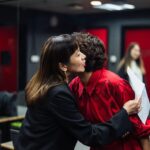 Karena Lam Kar-Yan Instagram - 昨天在講座後台遇見Zar Amir時，我們倆嚫嚫臉頰，Zar看到她的口紅沾到臉就幫我擦一下。她就是這樣親切真誠對待自己和身邊的人。謝謝 @hkiffs 的安排，講座圓滿完成。