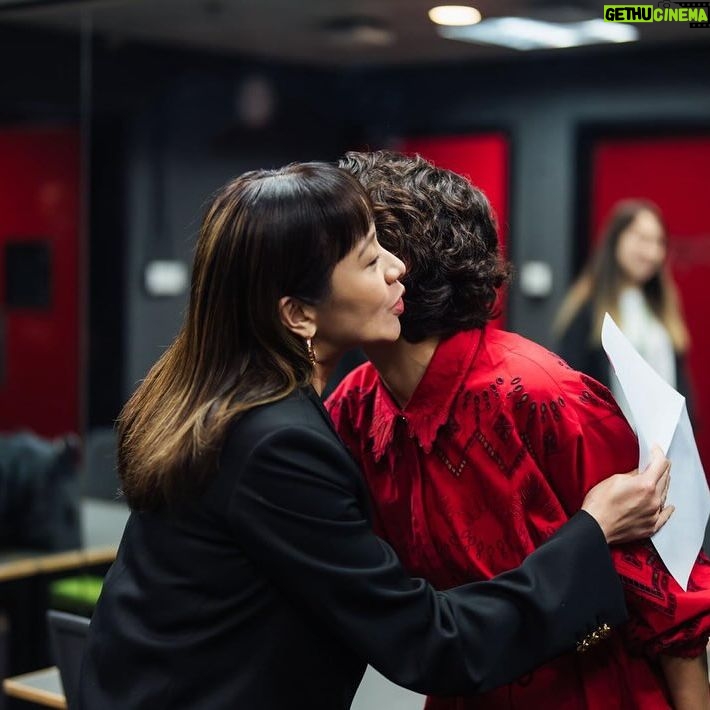 Karena Lam Kar-Yan Instagram - 昨天在講座後台遇見Zar Amir時,我們倆嚫嚫臉頰,Zar看到她的口紅沾到臉就幫我擦一下。她就是這樣親切真誠對待自己和身邊的人。謝謝 @hkiffs 的安排,講座圓滿完成。