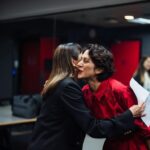 Karena Lam Kar-Yan Instagram - 昨天在講座後台遇見Zar Amir時，我們倆嚫嚫臉頰，Zar看到她的口紅沾到臉就幫我擦一下。她就是這樣親切真誠對待自己和身邊的人。謝謝 @hkiffs 的安排，講座圓滿完成。
