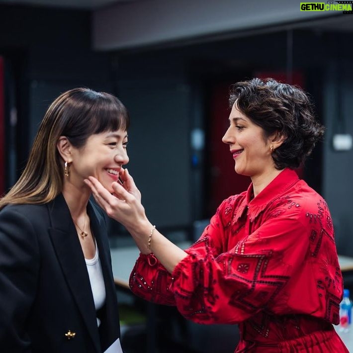 Karena Lam Kar-Yan Instagram - 昨天在講座後台遇見Zar Amir時,我們倆嚫嚫臉頰,Zar看到她的口紅沾到臉就幫我擦一下。她就是這樣親切真誠對待自己和身邊的人。謝謝 @hkiffs 的安排,講座圓滿完成。