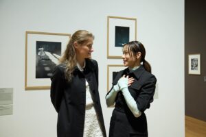 Karena Lam Kar-Yan Instagram - 透過黑白相片的方式來觀看世界，會讓你更專注地欣賞事物的本質和純粹。

M 和法國五月藝術節合辦的「黑白──攝影敘事」展出由BnF珍藏的250幅珍貴照片和M 館藏的30多幅作品，當中亦包括攝影原作照片及世界著名的攝影作品，十分難得的機會，大家一定要去欣賞。

「香港賽馬會呈獻系列：黑白──攝影敘事」
地點：M 地下大堂展廳
展期：2024年3月16日至7月1日

@mplusmuseum @FrenchMayArtsFest
#MPlus黑白 #MPlusNoiretBlanc #黑白攝影敘事 #NoiretBlancAStoryofPhotography