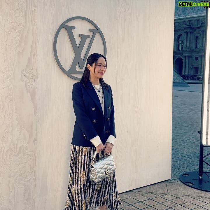 Karena Lam Kar-Yan - 2.1K Likes - Our Dearest Nicolas @nicolasghesquiere , congratulations on your 10th Anniversary with @louisvuitton! I am mesmerised to see this artistic and bold F/W 24 show.
Ps: So happy to have @claaragalle seated next to me throughout, such a beautiful being.