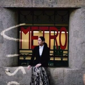 Karena Lam Kar-Yan Instagram - Posted @theculturist.hk
 【法國五月專題 French May】藝術狂熱份子 林嘉欣 引入法式精緻
.
（請前往文化者youtube頻道，獲得更好觀片體驗👉🏻 https://youtu.be/VQNbe58xmBs ）
.
「我肩膊的責任越來越大，每年『法國五月』之旅，既密集又難忘，好希望盡量把法國文化帶來香港。見證藝術節涵蓋的節目種類和形式越來越多元化，希望大家去體驗感受更多。」—— 第11年「法國五月文化大使」林嘉欣
.
屈指可數，林嘉欣（Karena Lam）今年已是第11年擔任「法國五月」（French May）文化大使，持續而有温度地促進中法文化交流。數年前法國政府更頒授「Chevalier de l’Ordre des Arts et des Lettres」勳章褒揚她的卓越貢獻，延續她對文化的熱情，今年再肩負第48屆國際電影節大使的崗位，宣揚第八藝術。
.
除了世紀疫情的三年隔離， #文化者 每年都以媒體夥伴身份，與嘉欣聯袂深入法國，提前探路，難忘回憶足以寫一本文化遊記。除了每次採訪都做足功課，本身酷愛藝術、好奇心爆棚的嘉欣在法國更都會趁空檔鑽進各大藝術館看展、看show，她真是個藝術狂熱份子。
.
2024 是特別的一年，除了是中法建交60周年，也是兩國的「中法文化旅遊年」，適逢七月底法國奧運開幕，法國氣氛特別濃烈。經歷31年的發展與演進，法國五月所涵蓋的藝術種類已越來越闊，從傳統到當代藝術、從畫作到設計、從古典音樂到當代舞，從電影到木偶、高空踩鋼索、霹靂舞到特技表演一應俱全。每年吸引逾20萬人參與的法國五月今年更提早開展，三月至六月將舉辦近100場文化活動，開幕節目及重點展覽，必然是M 與法國國家圖書館（Bibliotheque Nationale de France，簡稱BnF）合作的 「黑白──攝影敘事」（Noir & Blanc—A Story of Photography）攝影展。
.
值得一提的是，經過多年的合作，嘉欣已由觀眾、探路者、大使到演出者，角色不斷切換。早幾年她更當上藝術節的法國電影策展人，以「畫中畫」為題，選取三套以名畫為題的法國電影推薦予大眾，更密切的參與藝術節。今年法國五月與與BnF合作，也緣於喜歡攝影的嘉欣早幾年拋下一句：「BnF的古典照片和手稿藏量那麼珍貴與豐富，可不可以把真跡帶來香港？」......
.
完整文章見profile連結
.
「香港賽馬會呈獻系列：黑白──攝影敘事」
The Hong Kong Jockey Club Series: Noir & Blanc—A Story of Photography
日期：即日至7月1日
地點：M 地下大堂展廳
門票：140港元 （特惠門票及票套價由70港元至210港元）
.
撰文、攝影：鄭天儀 @tinnycheng 
剪接：古本森
.
||如果喜歡我們的內容，請把The Culturist專頁選擇為「搶先看」||
👉🏿YouTube：youtube.com/c/TheCulturistHK
👉🏿Instagram：http://Instagram.com/theculturist.hk
👉🏿Website : https://theculturist.hk/
👉🏿Email：theculturist.hk@gmail.com
👉🏿Support us : payme.hsbc/theculturisthk
.
#法式精緻 #法國五月 #FrenchMay #林嘉欣 #BibliothequeNationaledeFrance #BnF #黑白攝影敘事 #攝影展 #美術館 #文化大使 #專訪 @frenchmayartsfest  @karenalamkayan  @mplusmuseum

#TeamKarena @coeicoeicoei @kong.yan.shuen @kristywailing 
#wardrobe @dior