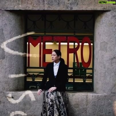 Karena Lam Kar-Yan - 385 Likes - Posted @theculturist.hk
【法國五月專題 French May】藝術狂熱份子 林嘉欣 引入法式精緻
.
(請前往文化者youtube頻道,獲得更好觀片體驗👉🏻 https://youtu.be/VQNbe58xmBs )
.
「我肩膊的責任越來越大,每年『法國五月』之旅,既密集又難忘,好希望盡量把法國文化帶來香港。見證藝術節涵蓋的節目種類和形式越來越多元化,希望大家去體驗感受更多。」—— 第11年「法國五月文化大使」林嘉欣
.
屈指可數,林嘉欣(Karena Lam)今年已是第11年擔任「法國五月」(French May)文化大使,持續而有温度地促進中法文化交流。數年前法國政府更頒授「Chevalier de l’Ordre des Arts et des Lettres」勳章褒揚她的卓越貢獻,延續她對文化的熱情,今年再肩負第48屆國際電影節大使的崗位,宣揚第八藝術。
.
除了世紀疫情的三年隔離, #文化者 每年都以媒體夥伴身份,與嘉欣聯袂深入法國,提前探路,難忘回憶足以寫一本文化遊記。除了每次採訪都做足功課,本身酷愛藝術、好奇心爆棚的嘉欣在法國更都會趁空檔鑽進各大藝術館看展、看show,她真是個藝術狂熱份子。
.
2024 是特別的一年,除了是中法建交60周年,也是兩國的「中法文化旅遊年」,適逢七月底法國奧運開幕,法國氣氛特別濃烈。經歷31年的發展與演進,法國五月所涵蓋的藝術種類已越來越闊,從傳統到當代藝術、從畫作到設計、從古典音樂到當代舞,從電影到木偶、高空踩鋼索、霹靂舞到特技表演一應俱全。每年吸引逾20萬人參與的法國五月今年更提早開展,三月至六月將舉辦近100場文化活動,開幕節目及重點展覽,必然是M 與法國國家圖書館(Bibliotheque Nationale de France,簡稱BnF)合作的 「黑白──攝影敘事」(Noir & Blanc—A Story of Photography)攝影展。
.
值得一提的是,經過多年的合作,嘉欣已由觀眾、探路者、大使到演出者,角色不斷切換。早幾年她更當上藝術節的法國電影策展人,以「畫中畫」為題,選取三套以名畫為題的法國電影推薦予大眾,更密切的參與藝術節。今年法國五月與與BnF合作,也緣於喜歡攝影的嘉欣早幾年拋下一句:「BnF的古典照片和手稿藏量那麼珍貴與豐富,可不可以把真跡帶來香港?」......
.
完整文章見profile連結
.
「香港賽馬會呈獻系列:黑白──攝影敘事」
The Hong Kong Jockey Club Series: Noir & Blanc—A Story of Photography
日期:即日至7月1日
地點:M 地下大堂展廳
門票:140港元 (特惠門票及票套價由70港元至210港元)
.
撰文、攝影:鄭天儀 @tinnycheng
剪接:古本森
.
||如果喜歡我們的內容,請把The Culturist專頁選擇為「搶先看」||
👉🏿YouTube:youtube.com/c/TheCulturistHK
👉🏿Instagram:http://Instagram.com/theculturist.hk
👉🏿Website : https://theculturist.hk/
👉🏿Email:theculturist.hk@gmail.com
👉🏿Support us : payme.hsbc/theculturisthk
.
#法式精緻 #法國五月 #FrenchMay #林嘉欣 #BibliothequeNationaledeFrance #BnF #黑白攝影敘事 #攝影展 #美術館 #文化大使 #專訪 @frenchmayartsfest @karenalamkayan @mplusmuseum
#TeamKarena @coeicoeicoei @kong.yan.shuen @kristywailing
#wardrobe @dior