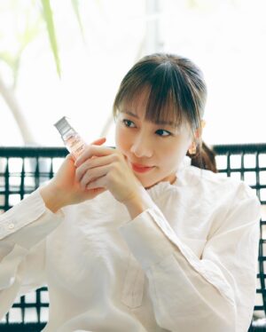 Karena Lam Kar-Yan Instagram - 最近回歸陶室，靜養心靈，專心陶土，為6月台北首個個展作最後衝刺。

除了心靈，我的肌膚也需要溫柔的呵護，分享我愛用的combo - Dior玫瑰花蜜活養再生精華油和玫瑰花蜜活顏再生乳霜 ，喜歡它們採用天然成分配方，內含完全不使用化學肥料或農藥所培植的格蘭玫瑰萃取，塗抹時會有淡淡的天然玫瑰花香，放鬆身心同時讓我的肌膚瞬間更緊緻和飽滿。

不論在家或是出國工作我都會帶著它們，這種內外都煥然一新的感覺，就像今天的陽光一樣﹐剛剛好 :)

@DiorBeauty #DiorPrestige #DiorSkincare #RoseDeGranville #DiorBeautyLovers