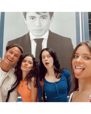 Kariam Castro Instagram - Todos queríamos foto siempre con @luiscurieel gigante.😂♥️ @netflixlat