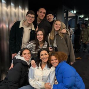 Karima Charni Instagram - Le château de la Star Academy a refermé ses portes il y a une semaine…
14 primes. 90 quotidiennes et un documentaire à découvrir aujourd’hui à 16h10 sur @tf1 🤍 
J’ai vécu 3 mois, 7/7 au rythme des élèves avec de formidables équipes: 

Bravo et merci à toutes les équipes d’ @endemolfr @dmls_tv et @tf1 🙏🏽🎈

Merci @jeanlouistv @mathieuvergne @aprikian_ara @rmfaur @solegoff pour votre confiance et votre présence (pour certains depuis 20 ans 😊💫)

Merci à toutes les équipes du prime et du château, mes indispensables @mariiiecl Olivia B @clothildeerreip @paulineconseil , Jojo le roi du château @johan_sch64 et tout ceux que je ne peux citer❤️ ! Ma @valerie_knokke les réalisateurs @tristancarne @franckbroqua 💫 A nos fées @jeannecollin @lauralliche @mymy_assor 🧚🏽‍♀️😘 Merci @stephanejarny @marikaprochet Gaëlle @angelorecchia et tous les danseurs (@scarlett.avedikian 🔥😘) de nous avoir fait rêver avec tous ces sublimes tableaux chaque semaine! 🎊❤️🙏🏽
Merci à la team com @emiliebud @justine_dubourg @romufer Estelle @maycarcabal @sophieverloovedanis quel bonheur de vous avoir a mes côtés! Merci 🙏🏽❤️ 
Bravo aux équipes du digital @cecilechlous @staracademytf1 @tf1plus vous êtes merveilleux 🎊 et bien sûr mon moulay et Jonaz ma team du bus 🚌❤️

Merci au corps professoral! C’était tellement bien! Vous êtes de belles (mais folles personnes 😂) Merci pour les rires 🎈❤️💫 @michael.mmcgold @adelinetoniutti @cecilechaduteau @benjelloun_malika @pierredebrauer @coachjoe.paris et les magiciennes @luciebernardoni @marleneschaff 💕

@nikosaliagas … Tu sais 💙🧿

De nos chauffeurs de salle @remyxrems @_ericmendes à la team secu, @azureminierdebrach aux régisseurs Merci 🙏🏽🫶🏽

Merci à vous,au public! Merci d’avoir fait de cette saison un rêve éveillé pour les élèves mais également pour nous ✨❤️🙏🏽

#StarAcademy #TF1 #PopCulture