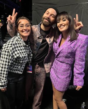 Karima Charni Instagram - 🖤 Dans les coulisses du prime 13, la 2eme demi-finale 🖤

1: « It’s giving Barbie President » 
2: Stylisme (👗 by @nicolasbessonofficial ) 💄 @amand_makeupartist 💇🏽‍♀️ @sylvain.decolfmacker ) 
3: Des génies @woodkidmusic & @hediacharni ✨
4: 📸
5: Coucou vous 👋🏽💕
6: Family time en coulisses 🥰🔥
7: Au bout de nos rêves @luciebernardoni 🪩
8 & 9: Ma @helena_blly douceur, petit cœur! Quel bonheur de t’avoir rencontré 💖 Je suis si fière de t’avoir vu grandir, évoluer de semaine en semaine! Tu es un exemple pour beaucoup, tu sais! Tu as prouvé que les rêves que l’on a dans sa chambre sont réalisables! ✨ Bravo! Garde ta lumière 💕(feat la fée qui prend soin de nous @lauralliche ) 
10: Ça, c’est la Star Academy @woodkidmusic @helena_blly @pierregarniermusique @julien__lieb 🔥🔥🔥

Rdv à 16h10 pour une nouvelle quotidienne dans les coulisses du prime et pour découvrir les premières minutes du dernier debrief de la saison de @cecilechaduteau accompagnée de monsieur @patrickbruel 😊🎶

@staracademytf1 @tf1 

#StarAcademy #TF1 #PopCulture