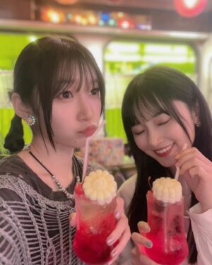Karin Miyamoto Instagram - ♡

@liquem.tokyo さんと @kaikaikikico.ltd 村上隆さんの
コラボアクセサリーイベントに
@chisaki__morito.official ちゃんと行ってきました🥰

めっちゃ素敵な空間でした🥰

#liquem 
#アクセサリー
#カイカイキキ 
#村上隆 さん
#コラボアクセサリー