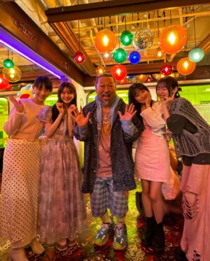 Karin Miyamoto Instagram - ♡

@liquem.tokyo さんと @kaikaikikico.ltd 村上隆さんの
コラボアクセサリーイベントに
@chisaki__morito.official ちゃんと行ってきました🥰

めっちゃ素敵な空間でした🥰

#liquem 
#アクセサリー
#カイカイキキ 
#村上隆 さん
#コラボアクセサリー