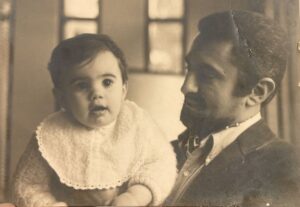 Karina Calmet Instagram - Mi papá ♥️🌹quien fue un ejemplo de amor,
perseverancia y todo lo bonito🙏… como me hubiese gustado gozarlo más años, cuando era muy jovencita me dijo que nunca olvide ser humilde ✨: “las estrellas están en el cielo”, no pierdas jamás la sencillez.
Mi papá hacía parrilla y le gustaba mucho la comida criolla! Era norteño… y amaba la música de Arturo “Zambo” Cavero 👏🏼🎉
Gracias por todo papá ♥️🌹