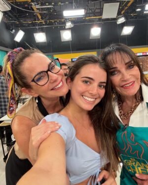Karina Calmet Instagram - Foto que adoro… mi mamá llegó para apoyarme con su extraordinaria sazón en #elgrancheffamosos aquí con la cómplice de la sorpresa, mi hija Nae 🩵
Noche de diversión y sorpresas en el programa!