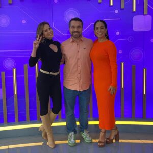 Karina Calmet Instagram - Faltan 3 horas y media para el primer programa de “El gran chef famosos” … en esta fotito luego del noticiero del mediodía @nellyrossinelli @giacomo_bocchio y yo les mandamos saluditos!!!
@elgrancheffamosos.tv 🔥🔥🔥